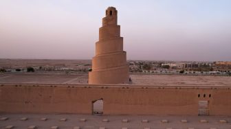 Pemandangan dari udara menunjukkan kemegahan Menara Spiral Malwiya yang berada di kompleks Masjid Agung Samarra, Baghdad, Irak, Selasa (26/7/2022). [Ismail ADNAN/AFP]