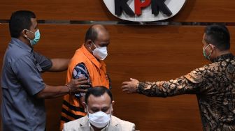 Ketua KPK Firli Bahuri (tengah bawah) menghadirkan tersangka selaku Bupati Pemalang Mukti Agung Wibowo (tengah atas) dalam konferensi pers di Gedung Merah Putih KPK, Jakarta, Jumat (12/8/2022). [ANTARA FOTO/Sigid Kurniawan/rwa]