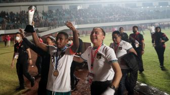 Timnas Indonesia U-16 Bawa Trofi ke Istana Merdeka Sebagai Kado HUT ke-77 RI