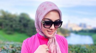Usaha Syahrini Diduga Tipuan, Hijab Tak Dikirim hingga Packing Seadanya