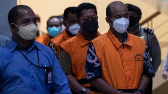 Tersangka selaku Bupati Pemalang Mukti Agung Wibowo (kanan) dibawa menuju ruang konferensi pers di Gedung Merah Putih KPK, Jakarta, Jumat (12/8/2022). [ANTARA FOTO/Sigid Kurniawan/rwa]