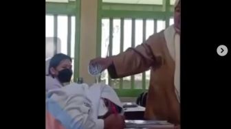 Video Viral Ibu Guru Siram Siswi yang Menulis Tapi Kepalanya Rebah di Meja, Panen Hujatan