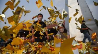 4. Warga etnis Tionghoa melemparkan uang kertas (persembahan) pada perayaan Hungry Ghost Festival di Vihara Gunung Timur Medan, Kota Medan, Sumatera Utara, Jumat (12/8/2022). [ANTARA FOTO/Fransisco Carolio/Ief/rwa]
