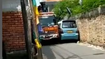 Video Viral Mobil Damkar Tak Bisa Jalan Terhadang Parkir Liar, Publik: Tabrak Saja Pak