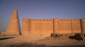 Pemandangan Menara Spiral Malwiya yang berada di kompleks Masjid Agung Samarra, Baghdad, Irak, Selasa (26/7/2022). [Ismail ADNAN/AFP]