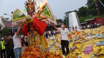 Warga etnis Tionghoa membakar patung Dewa Arwah pada perayaan Hungry Ghost Festival yang dilaksanakan di Vihara Gunung Timur Medan, Sumatera Utara, Jumat (12/8/2022). [ANTARA FOTO/Fransisco Carolio/Ief/rwa]