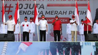 Wakil Menteri Dalam Negeri (Wamendagri) John Wempi Wetipo (ketiga kanan) bersama Penjabat Gubernur Aceh Achmad Marzuki (ketiga kiri) saat peluncuran dan penyerahan bendera pada Gerakan 10 juta Bendera Merah Putih di Banda Aceh, Aceh, Sabtu (13/8/2022). [ANTARA FOTO/Irwansyah Putra/nym]