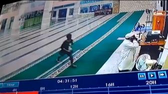Viral Video Bapak-Bapak Dipukul Pemuda Saat Azan di Masjid, Netizen Murka: Gendeng!