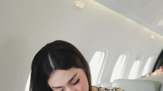 5 Potret Celine Evangelista Momong Baby L, Telanten dan Bikin Nyaman