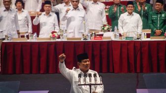 Ketua Umum Partai Gerindra Prabowo Subianto (bawah) menyampaikan pidato kebangsaan saat deklarasi koalisi antara Partai Gerindra dan Partai Kebangkitan Bangsa (PKB) dalam Rapimnas Gerindra di SICC, Sentul, Kabupaten Bogor, Jawa Barat, Sabtu (13/8/2022). [ANTARA FOTO/Yulius Satria Wijaya/nym]