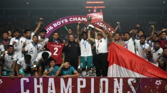 Pemain Timnas Indonesia U-16 bersama Menpora Zainudin Amali (tengah) merayakan kemenangan seusai mengalahkan Timnas Vietnam U-16 saat laga final AFF U-16 2022 di Stadion Maguwoharjo, Depok, Sleman, D.I Yogyakarta, Jumat (8/12/2022). [ANTARA FOTO/Andreas Fitri Atmoko/rwa]