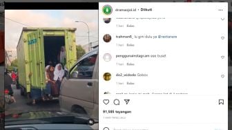 Heboh, Video Rombongan Pelajar Duduk Santai Naik Mobil Boks: Hati-hati ya Adek