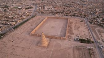 Pemandangan dari udara menunjukkan kemegahan Menara Spiral Malwiya yang berada di kompleks Masjid Agung Samarra, Baghdad, Irak, Selasa (26/7/2022). [Ismail ADNAN/AFP]