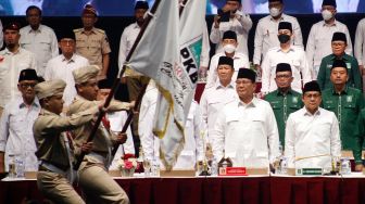 Ketua Umum Partai Gerindra Prabowo Subianto (kedua kanan) bersama Ketua Umum Partai Kebangkitan Bangsa (PKB) Muhaimin Iskandar (kanan) saat deklarasi koalisi antara Partai Gerindra dan PKB dalam Rapimnas Gerindra di SICC, Sentul, Kabupaten Bogor, Jawa Barat, Sabtu (13/8/2022). [ANTARA FOTO/Yulius Satria Wijaya/nym]