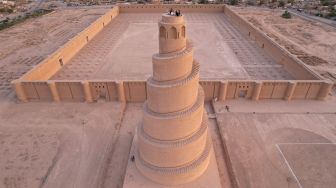 Pemandangan dari udara menunjukkan kemegahan Menara Spiral Malwiya yang berada di kompleks Masjid Agung Samarra, Baghdad, Irak, Selasa (26/7/2022). [Ismail ADNAN/AFP]