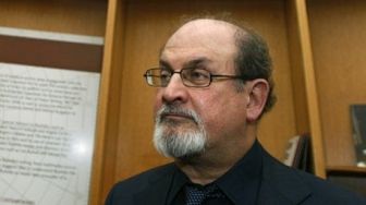 Profil Salman Rushdie, Penulis Novel Ayat-ayat Setan yang Ditikam di New York