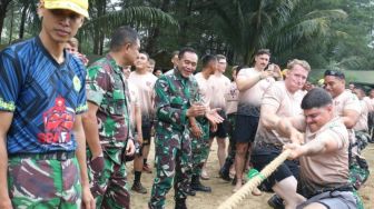 TNI AD dan Tentara AS Adu Tarik Tambang di Pantai Lamaru Balikpapan