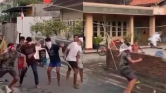 Viral, Ulah Peserta Lomba Pecah Air Ini Bikin Panitia 17an Ketar-ketir