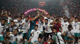 Pemain Timnas Indonesia U-16 merayakan kemenangan seusai mengalahkan Timnas Vietnam U-16 saat laga final AFF U-16 2022 di Stadion Maguwoharjo, Depok, Sleman, D.I Yogyakarta, Jumat (12/8/2022). [ANTARA FOTO/Andreas Fitri Atmoko/rwa]
