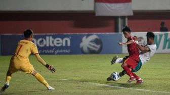 Pemain Timnas Indonesia U-16 Muhammad Kafiatur Rizky (kanan) berusaha menerobos pertahanan Timnas Vietnam U-16 saat laga final AFF U-16 2022 di Stadion Maguwoharjo, Depok, Sleman, D.I Yogyakarta, Jumat (12/8/2022). [ANTARA FOTO/Andreas Fitri Atmoko/rwa]