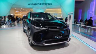 Pengunjung mengamati mobil listrik Toyota bZ4X yang dipamerkan pada ajang pameran otomotif Gaikindo Indonesia International Auto Show (GIIAS) 2022 di Indonesia Convention Exhibition (ICE) BSD, Serpong, Tangerang, Banten, Sabtu (13/8/2022). [Suara.com/Alfian Winanto]