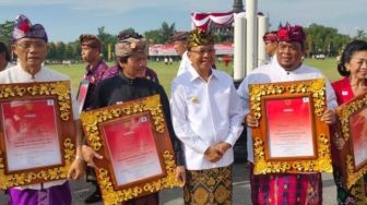 Pemprov Bali Beri Penghargaan Dharma Kusuma Empat Seniman