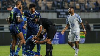 Pesepak bola Persib Bandung melakukan protes kepada wasit saat berlaga melawan PSIS Semarang pada pertandingan BRI Liga 1 di Stadion Gelora Bandung Lautan Api, Bandung, Jawa Barat, Sabtu (13/8/2022). [ANTARA FOTO/Raisan Al Farisi/aww]