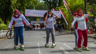 Peserta mengikuti lomba bakiak pada Festival Olahraga Tradisional di Jalan Lambung Mangkurat, Banjarmasin, Kalimantan Selatan, Minggu (14/8/2022). [ANTARA FOTO/Bayu Pratama S/tom]