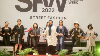 Model memperagakan busana saat Sidoarjo Fashion Week (SFW) di Favehotel Sidoarjo, Jawa Timur, Sabtu (13/8/2022). [ANTARA FOTO/Umarul Faruq/aww]