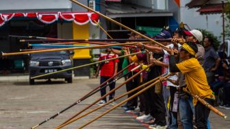 Peserta mengikuti lomba menyumpit pada Festival Olahraga Tradisional di Jalan Lambung Mangkurat, Banjarmasin, Kalimantan Selatan, Minggu (14/8/2022). [ANTARA FOTO/Bayu Pratama S/tom]
