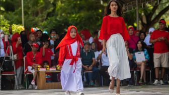 Peserta mengikuti peragaan busana jalanan (fashion street) bertema kemerdekaan di Palu, Sulawesi Tengah, Minggu (14/8/2022). [ANTARA FOTO/Basri Marzuki/tom]