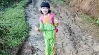 Anak SD Bikin Video di Jalan Rusak dan Berlumpur: Hai Teman-teman Jangan Bully Sepatuku yang Kotor ya...
