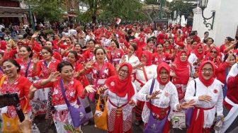 Meriahkan HUT ke-77 Republik Indonesia, Ratusan Perempuan Berkebaya Menari Bersama di Malioboro