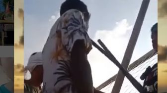 Video Viral Penonton Bola Tarkam Masuk Lapangan Maki Pemain, Langsung Diam Digetok Polisi