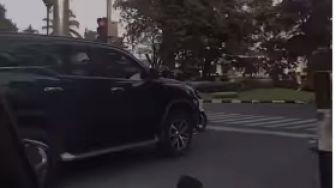 Viral Video Bocah di Mobil Fortuner Intip Anak Sebayanya Bermain di Lampu Merah, Netizen Terenyuh: Nyesek Lihatnya