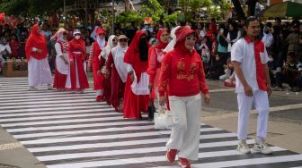 Peragaan Busana Jalanan Bertema Kemerdekaan di Palu