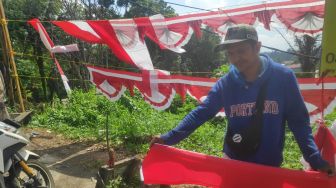 Datang dari Jawa Barat ke Balikpapan, Penjual Bendera Raih Penghasilan Jutaan Rupiah per Hari