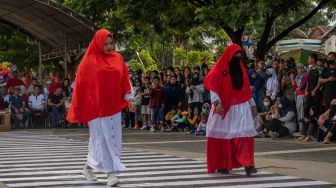 Peserta mengikuti peragaan busana jalanan (fashion street) bertema kemerdekaan di Palu, Sulawesi Tengah, Minggu (14/8/2022). [ANTARA FOTO/Basri Marzuki/tom]
