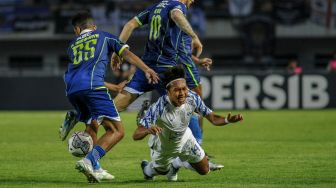 Pesepak bola Persib Bandung Ricki Kambuaya (kiri) berebut bola dengan pesepak bola PSIS Semarang Riyan Ardiyansyah (kanan) saat pertandingan BRI Liga 1 di Stadion Gelora Bandung Lautan Api, Bandung, Jawa Barat, Sabtu (13/8/2022). [ANTARA FOTO/Raisan Al Farisi/aww]