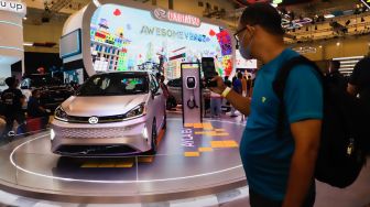 Pengunjung mengamati mobil listrik Daihatsu Ayla EV yang dipamerkan pada ajang pameran otomotif Gaikindo Indonesia International Auto Show (GIIAS) 2022 di Indonesia Convention Exhibition (ICE) BSD, Serpong, Tangerang, Banten, Sabtu (13/8/2022). [Suara.com/Alfian Winanto]