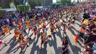 Menengok Meriahnya Gamelan Kolosal di Simpang Lima Semarang, Ribuan Orang Njaran Bareng Seniman Desa