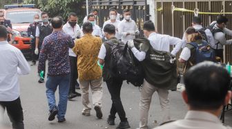 Tim Komnas HAM melakukan peninjauan di Rumah Dinas Irjen Ferdy Sambo di Duren Tiga, Jakarta Selatan, Senin (15/8/2022). [Suara.com/Alfian Winanto]