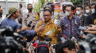 Komisioner Komnas HAM Choirul Anam memberikan keterangan pers usai melakukan peninjauan di Rumah Dinas Irjen Ferdy Sambo di Duren Tiga, Jakarta Selatan, Senin (15/8/2022). [Suara.com/Alfian Winanto]