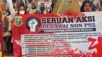 Sejumlah pegawai honorer di Pemprov Banten berunjuk rasa menuntut kepastian masa depan karir mereka di Kawasan Pemerintahan Provinsi Banten, di Serang, Senin (15/8/2022). [ANTARA FOTO/Asep Fathulrahman/foc]
