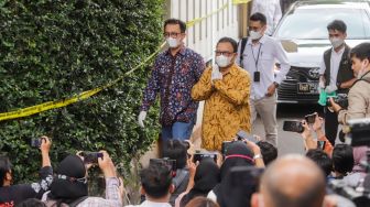 Komisioner Komnas HAM Beka Ulung Hapsara (kiri) dan Choirul Anam tiba di Rumah Dinas Irjen Ferdy Sambo di Duren Tiga, Jakarta Selatan, Senin (15/8/2022). [Suara.com/Alfian Winanto]