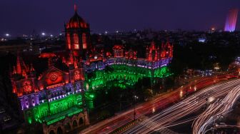 Terminal Kereta Api Chatrapati Shivaji (CST) terlihat menyala dengan warna bendera nasional India di Mumbai, India, Sabtu (13/8/2022). [Punit PARANJPE / AFP] terlihat menyala dengan warna bendera nasional India di Mumbai, India, Sabtu (13/8/2022). [Punit PARANJPE / AFP]