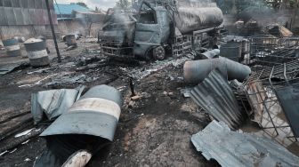 Satu unit mobil pembawa minyak hangus akibat kebakaran di salah satu gudang minyak di Jambi, Senin (15/8/2022). [ANTARA FOTO/Wahdi Septiawan/foc]