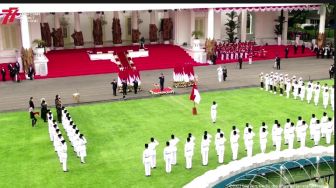Jokowi Kukuhkan Paskibraka Nasional 2022 di Istana Merdeka