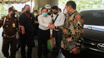 Tersangka kasus dugaan tindak pidana korupsi PT Duta Palma, Surya Darmadi (tengah) didampingi penasehat hukumnya Juniver Girsang (kanan) saat tiba di Kejaksaan Agung (Kejagung), Jakarta, Senin (15/8/2022). [ANTARA FOTO/Reno Esnir/foc]