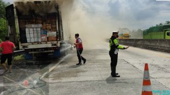 Truk Ekspedisi Muatan Paket Terbakar di Tol Tanjung Bintang, Kerugian Ditaksir Puluhan Juta Rupiah